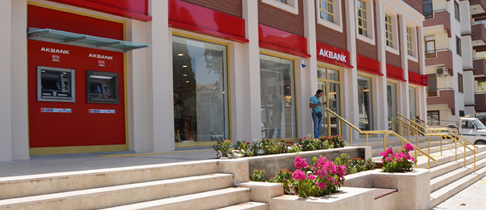 Akbank, yeni yerinde hizmette