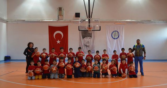 Geleceğin basketbolcularını yetiştiriyorlar