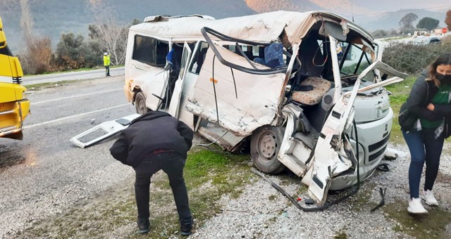 Tır, öğrenci servisine çarptı: 16 yaralı