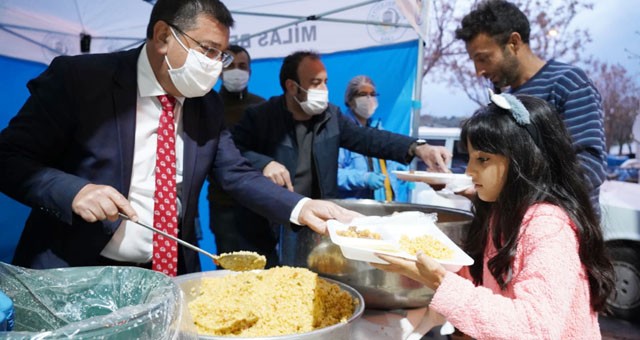 Belediyenin iftar yemekleri Akkent Pazar Yeri’nde devam etti…