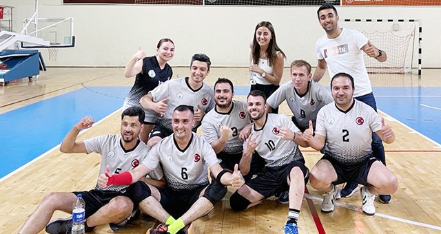 Milaslı voleybolcu avukatlar, Muğla Barosu takımında..