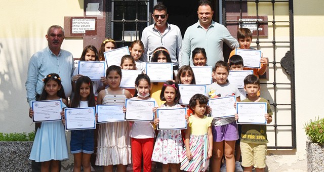 Başarılı öğrencilere belgeleri takdim edildi