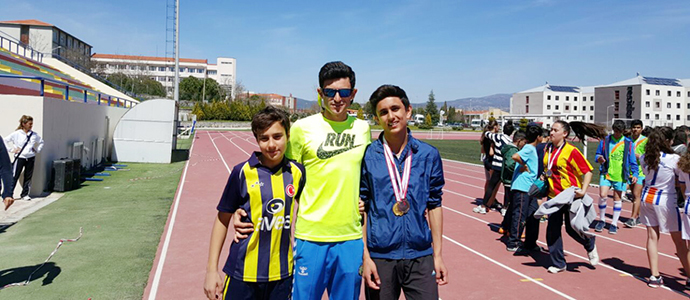 Bir altın bir bronz madalya kazandı