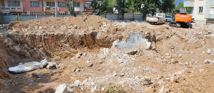 Bir Milas Klasiği: ‘Temel Kazısında Mezar Bulundu”