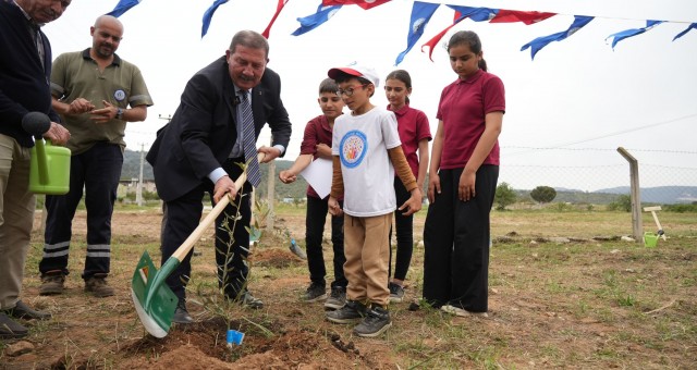 BAŞKAN TOPUZ ÖĞRENCİLERLE BİRLİKTE ZEYTİN FİDANI DİKTİ