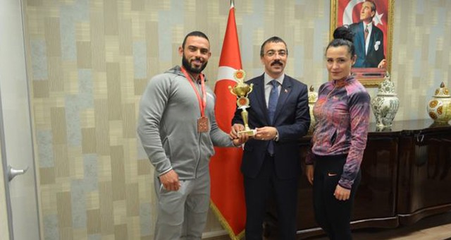  Başarılı Sporcuyu Kabul Etti