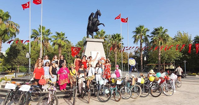 Süslü kadınlar bisiklet turu renkli görüntüler eşliğinde yapıldı