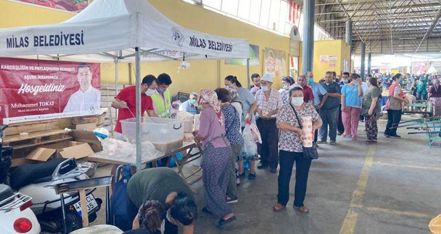 Salı Pazarı’nda aşure ikramı