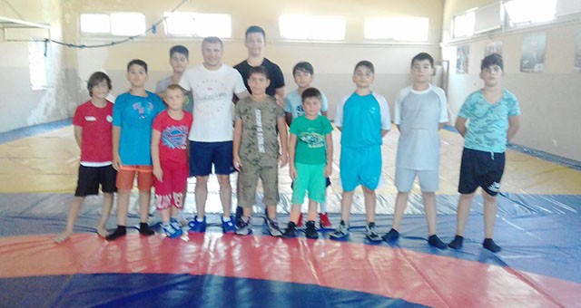 3 hoca eşliğinde güreş yaz spor okulu çalışmaları devam ediyor