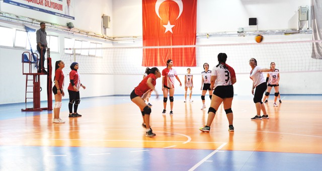 Liseler arası bay ve bayan voleybol müsabakaları devam ediyor 