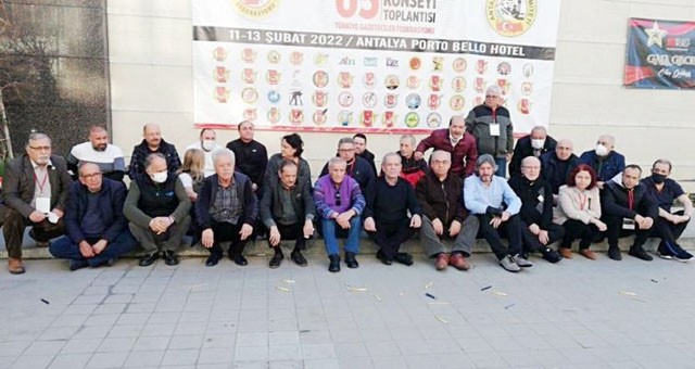 Türkiye Gazeteciler Federasyonu  Antalya’da kalem bırakıp oturma eylemi yaptı