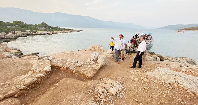 Vali Orhan Tavlı, Sedir (Kleopatra) Adası’nda Bulunan Kedreai Antik Kentin’de sürdürülen kazı çalışmaları hakkında bilgi aldı