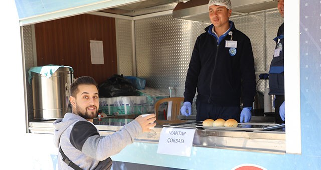 Büyükşehir Çorba İkramı ile Öğrencilerin İçini Isıtıyor