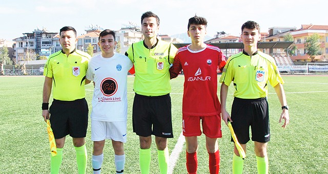 Muğla mahalli futbol liginin en genç hakemi ilk görevine çıktı