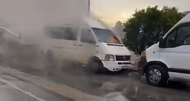 Minibüs Yangını Korkuttu: Çevredeki Araçlar Son Anda Kurtarıldı