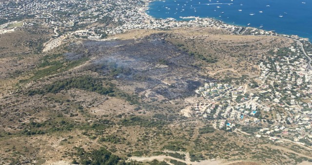 Alevler Villaların Kapısına Dayandı