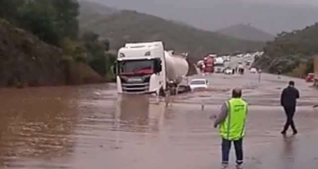 Bafa’da Yollar Sular Altında Kaldı