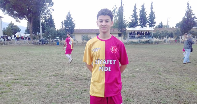 Ovakışlacık futbol turnuvasının en genç futbolcusu Fatih Toker