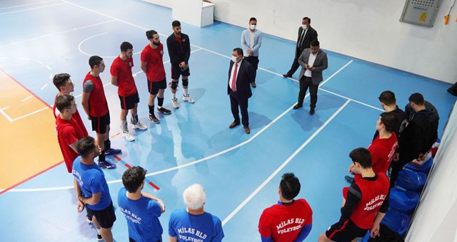 Başkan Tokat’tan voleybolculara moral ziyareti