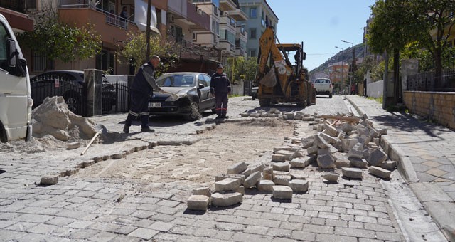 Milas Belediyesi Bademlik Caddesi’nde tamirat çalışmalarına başladı