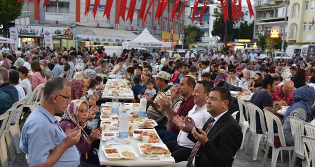 GÜLLÜK’TEKİ İFTAR SOFRASINA YOĞUN İLGİ