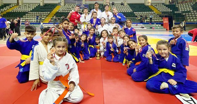 Milaslı judocular madalyaları topladı