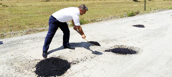 Dediğini yaptı... Yol için eline kürek aldı