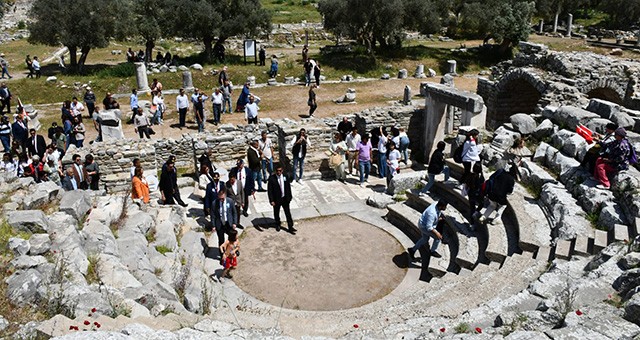 Turizm Haftası Kutlamaları Hermias ile Yunus Efsanesi Işığında Tarihi Şehirde Sona Erdi