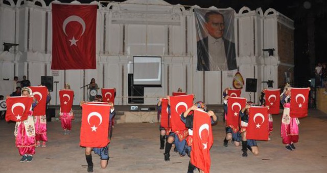 ‘Halk Oyunları Gecesi’ yoğun ilgi gördü