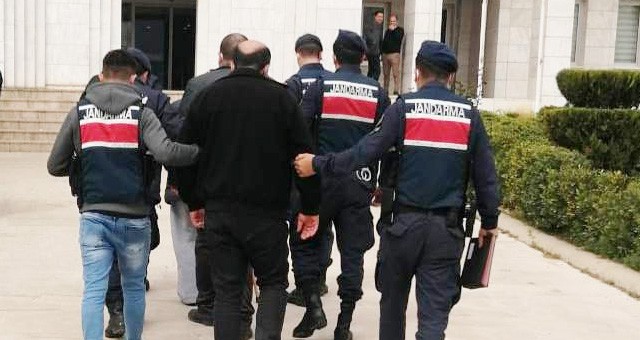 Zorla Senet İmzalatmaktan cezası olan üç kişi Jandarma tarafından yakalandı..