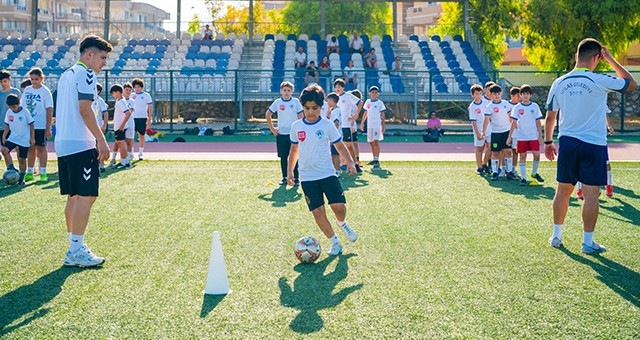 Minikler Yaz Tatilini Futbol ile Değerlendirdiriyor