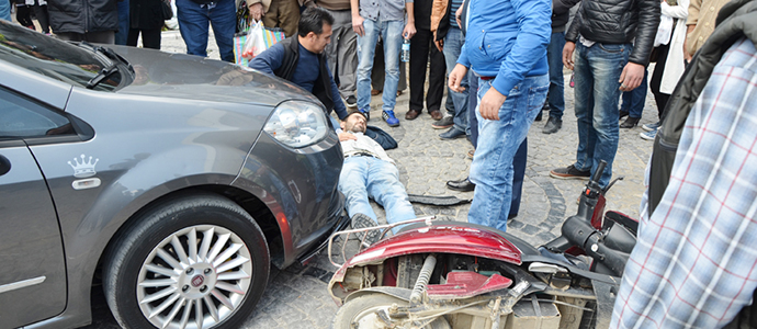 Elektrikli bisikletle otomobil çarpıştı: 1 yaralı