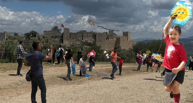 Beçin Kalesi'nin Taş Duvarlarında Çocuk Kahkahaları Yankılandı