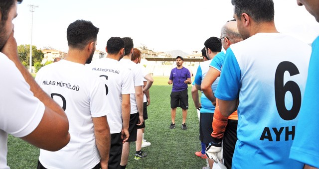 Futbol müsabakalarını iyi yöneten turnuva hakemleri