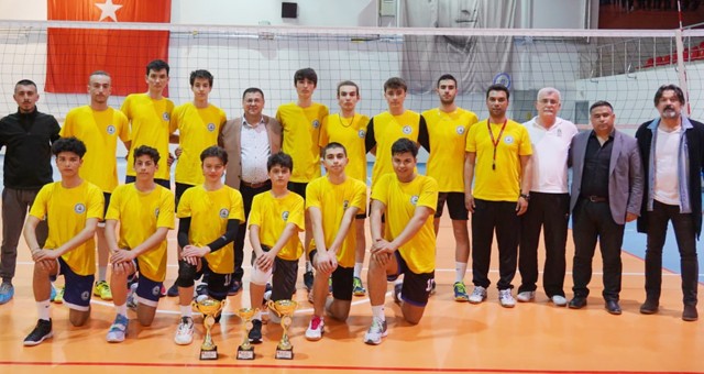 Başkan Tokat’tan genç voleybolculara ziyaret…