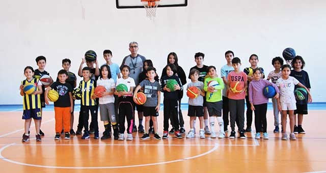 Nurullah Sarı hoca basketbolcu yetiştiriyor