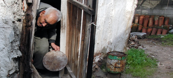 Yıllarca, ilçemiz merkezinde bir barakada yaşadı …