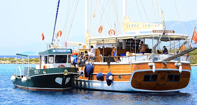 Büyükşehir Belediyesi denizlerden 7 tekneyle her gün atık topluyor