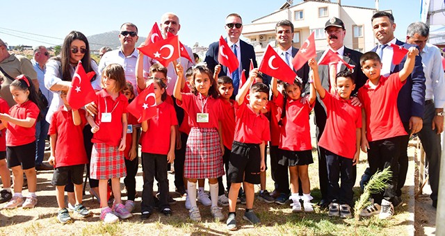 İlköğretim Haftası’nda Protokole Miniklerden Büyük İlgi