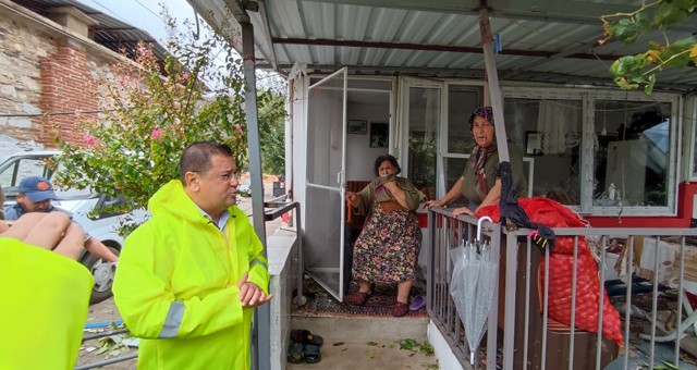 NİHAYET YAĞDI!.. ​​​​​​​Fırtına pek çok ev ve ağaca zarar verdi..