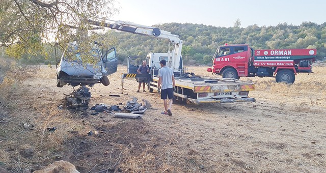 Otomobilin sürücüsü, kaza yerinde can verdi  