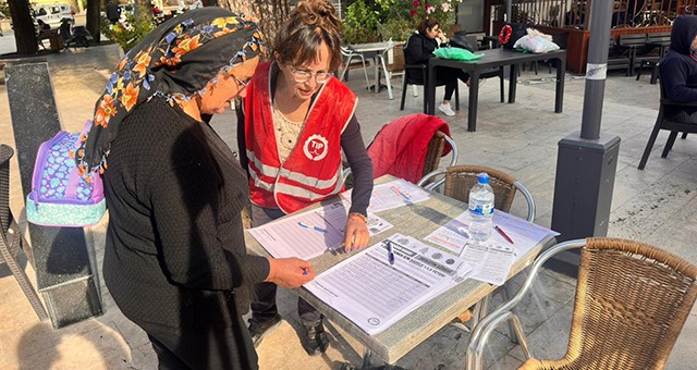 Okullarda Ücretsiz Yemek İçin İmza Topladılar