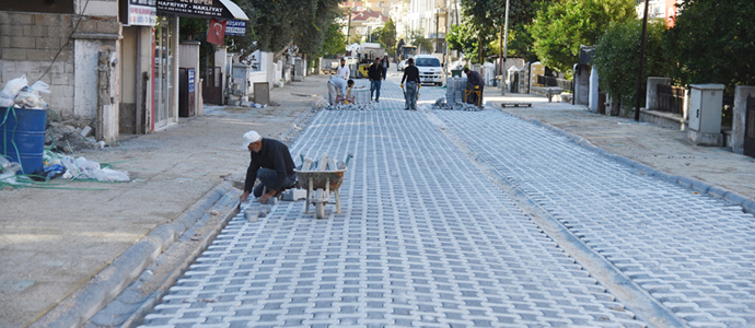 Güveçdede Caddesi’ne parke döşeniyor