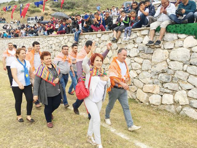 Güreşseverler, aday adayına yoğun ilgi gösterdi