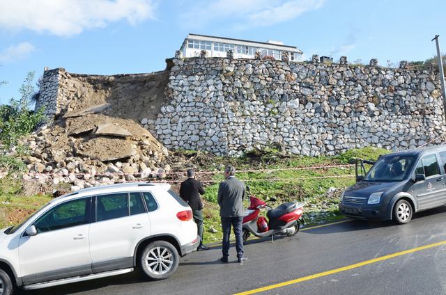 İstinat duvarı, yağışlara dayanamadı…