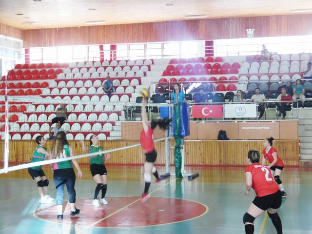 Kadınlar ve Erkekler Veteranlar Voleybol Turnuvası başladı