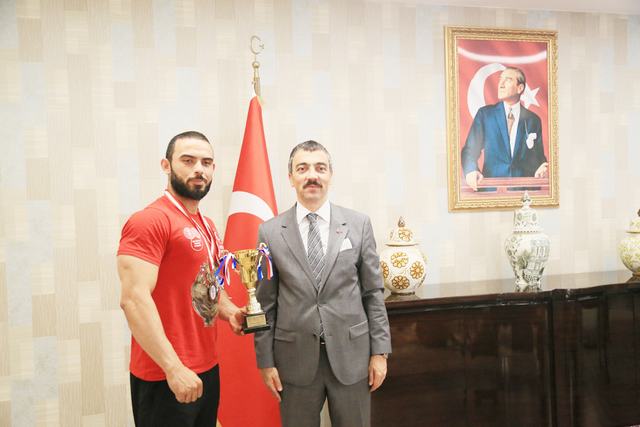 Kaymakam Arslan, ‘Dünya Üçüncüsü Sporcuyu kutladı