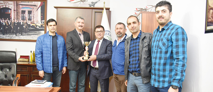 Kazandıkları 4’üncülük Kupasını Başkan Tokat’a hediye ettiler