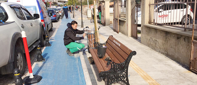 Menteşe Caddesinin kaldırımlarında dinlenebilirsiniz