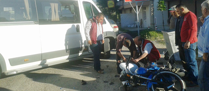Motorsikletle minibüs çarpıştı: 1 yaralı